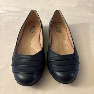 Cliffs by WHITE MOUNTAIN Navy Flats